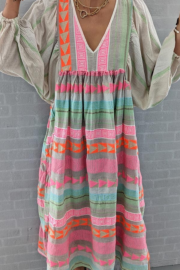 MW | Rosa gestreiftes Midikleid mit griechischem Schlüssel und orangefarbener Kette