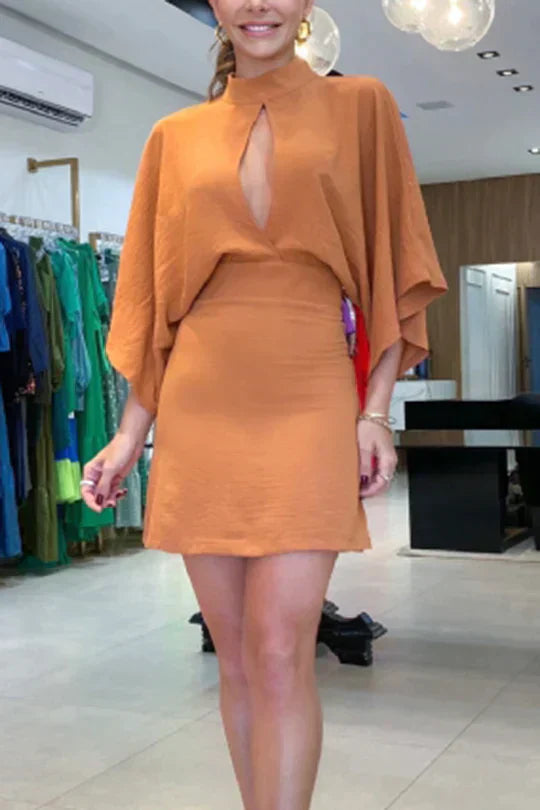 MW | Modell mit Cut-out vorne und weiten Ärmeln Minikleid