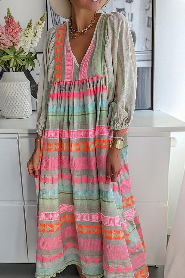 MW | Rosa gestreiftes Midikleid mit griechischem Schlüssel und orangefarbener Kette
