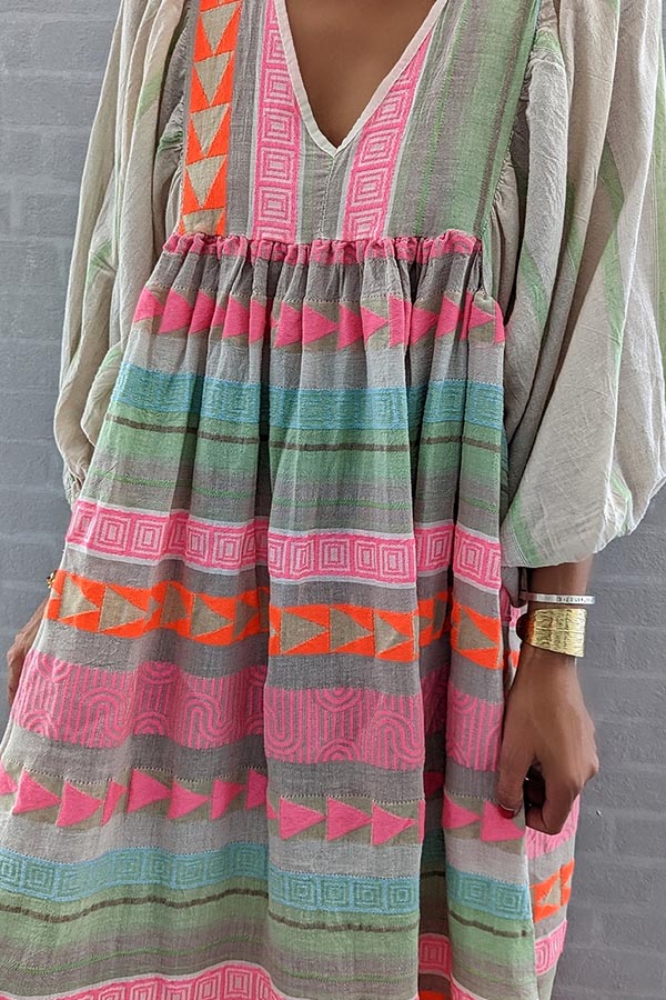 MW | Rosa gestreiftes Midikleid mit griechischem Schlüssel und orangefarbener Kette