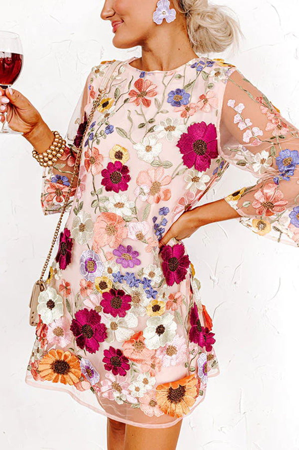 MW | Dahlia Dreaming Bestickte Blumenapplikation Halbe Ärmel Minikleid