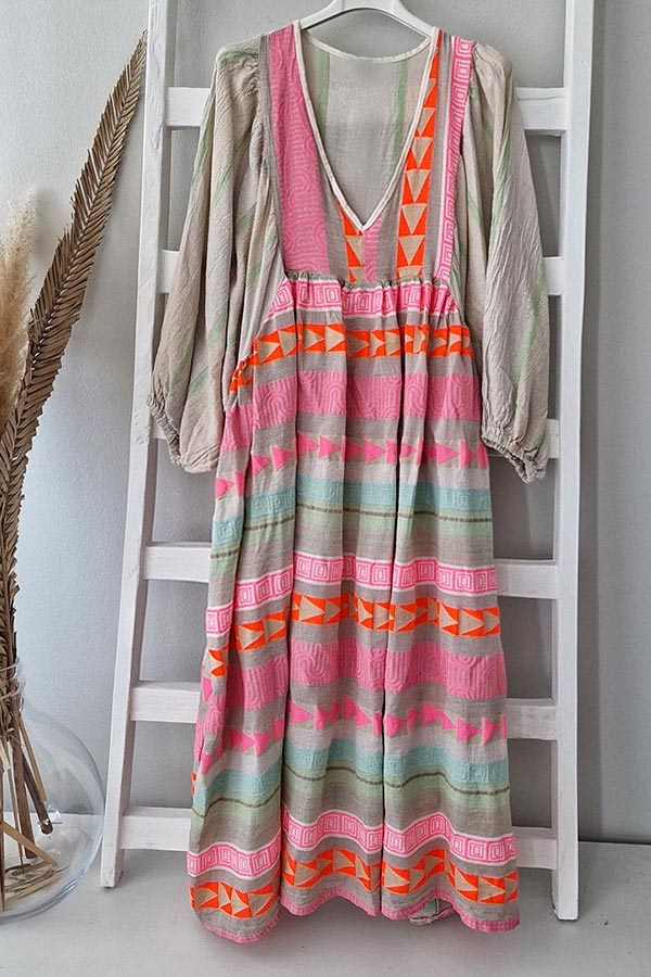 MW | Rosa gestreiftes Midikleid mit griechischem Schlüssel und orangefarbener Kette