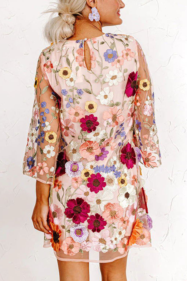 MW | Dahlia Dreaming Bestickte Blumenapplikation Halbe Ärmel Minikleid