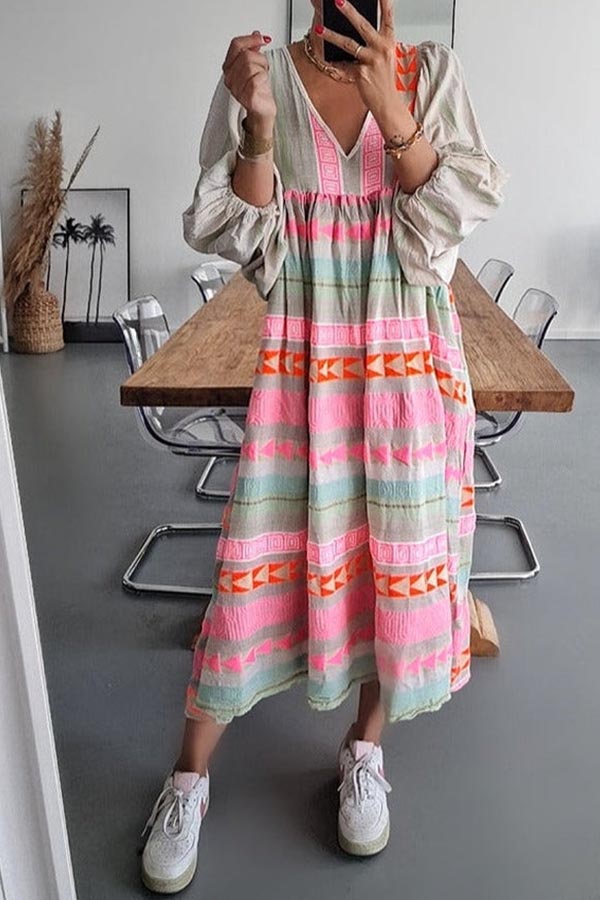 MW | Rosa gestreiftes Midikleid mit griechischem Schlüssel und orangefarbener Kette