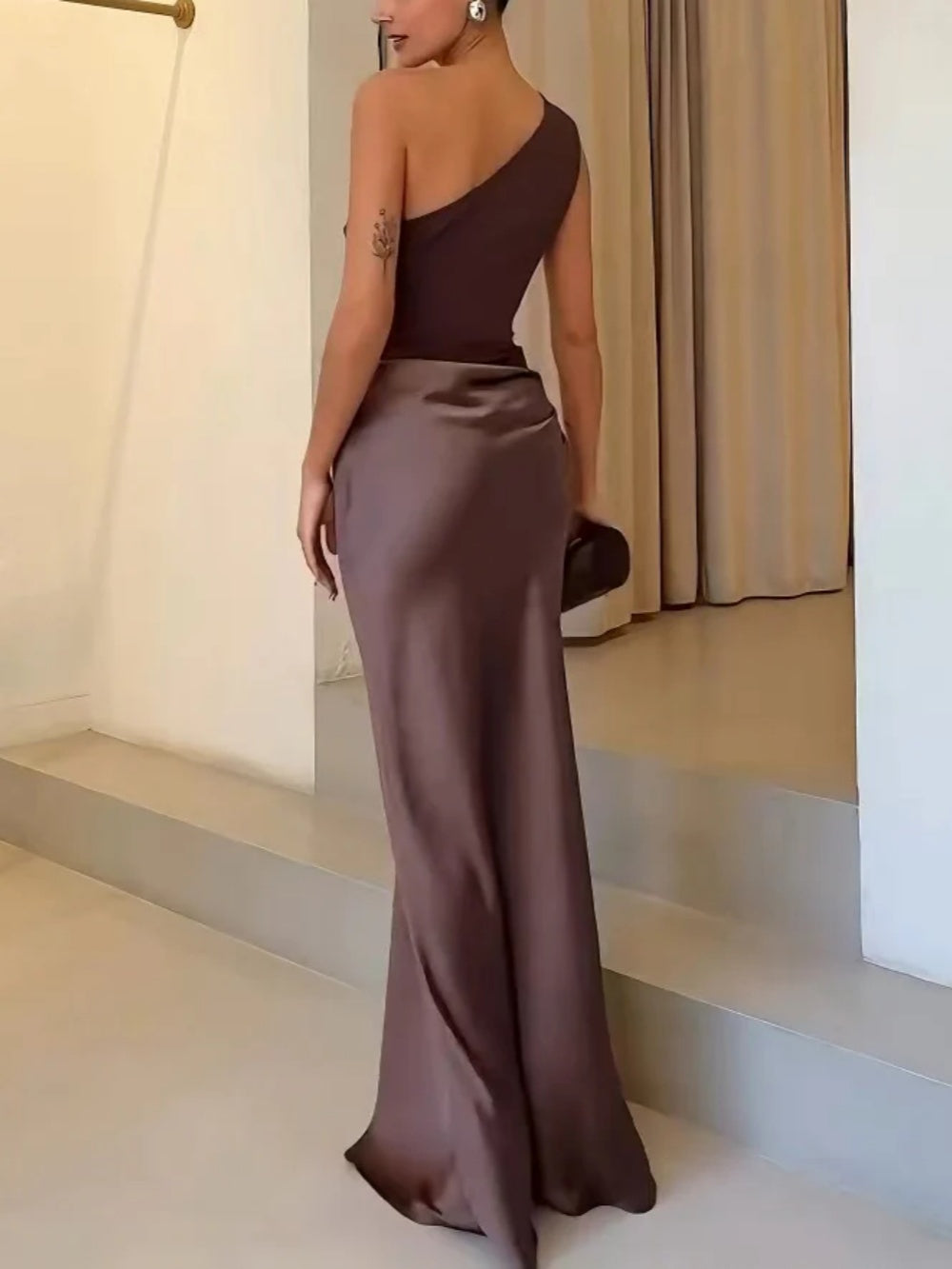 MW | Langes Partykleid mit Faltenwurf und asymmetrischem Ausschnitt