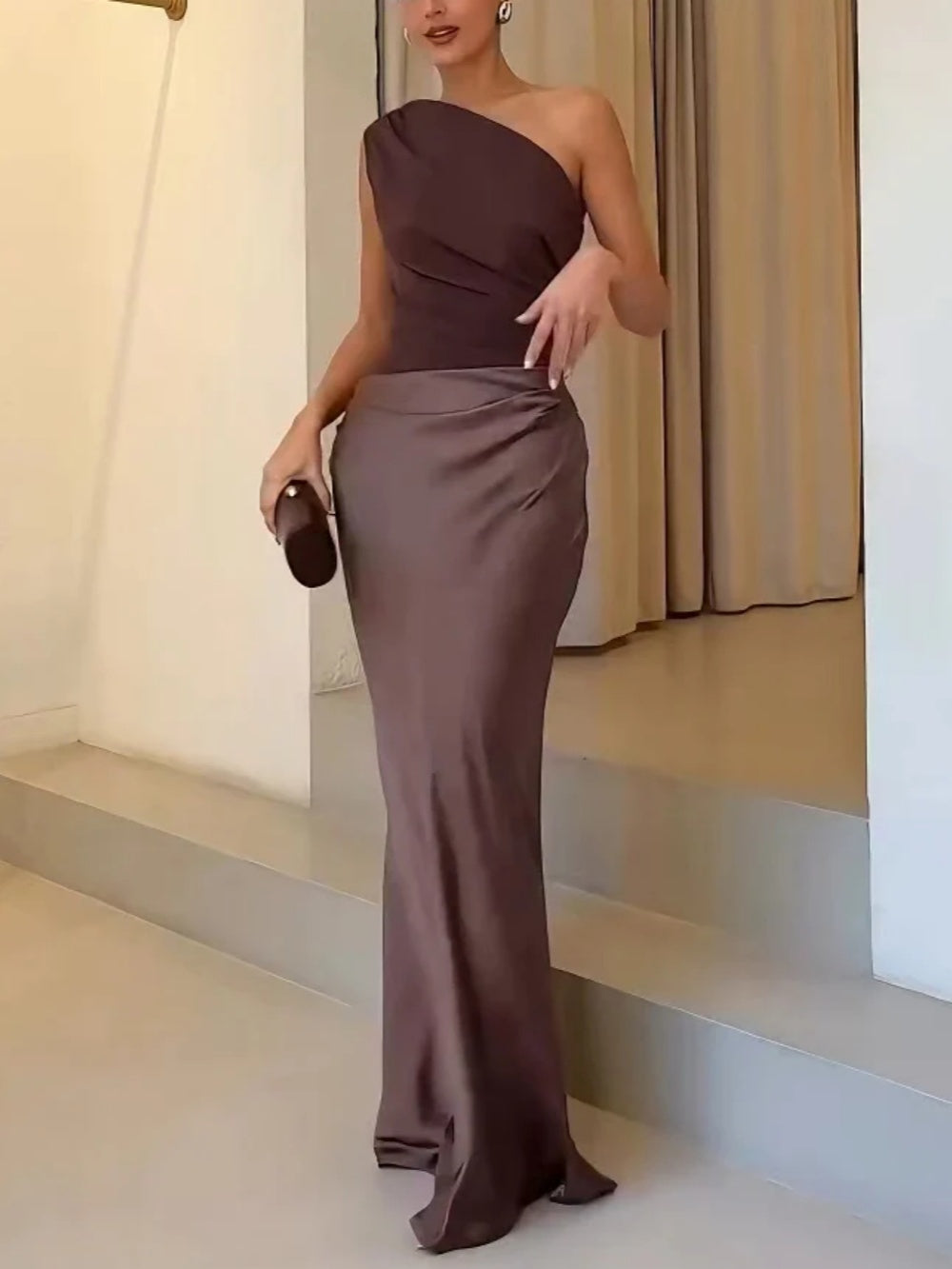 MW | Langes Partykleid mit Faltenwurf und asymmetrischem Ausschnitt