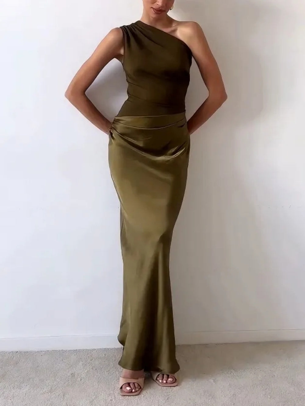 MW | Langes Partykleid mit Faltenwurf und asymmetrischem Ausschnitt