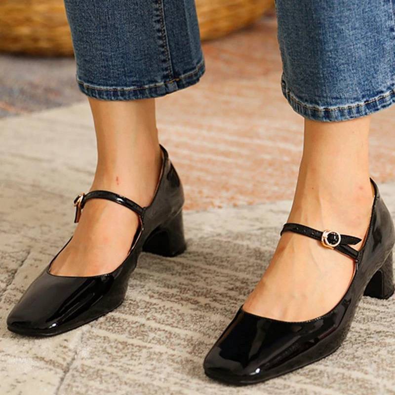 EM | Schuhe mit glänzendem Blockabsatz