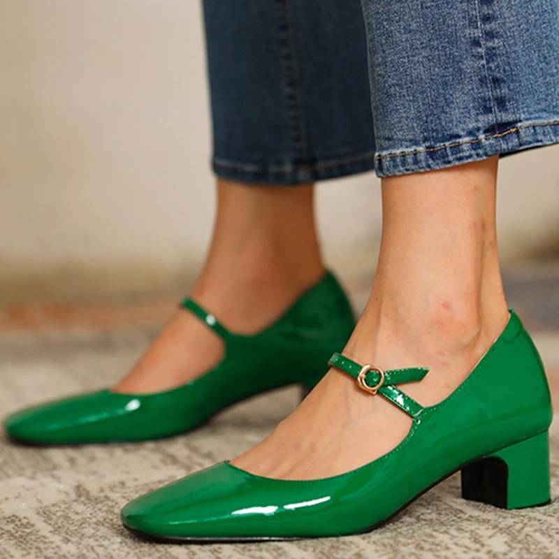 EM | Schuhe mit glänzendem Blockabsatz