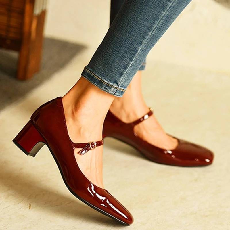 EM | Schuhe mit glänzendem Blockabsatz