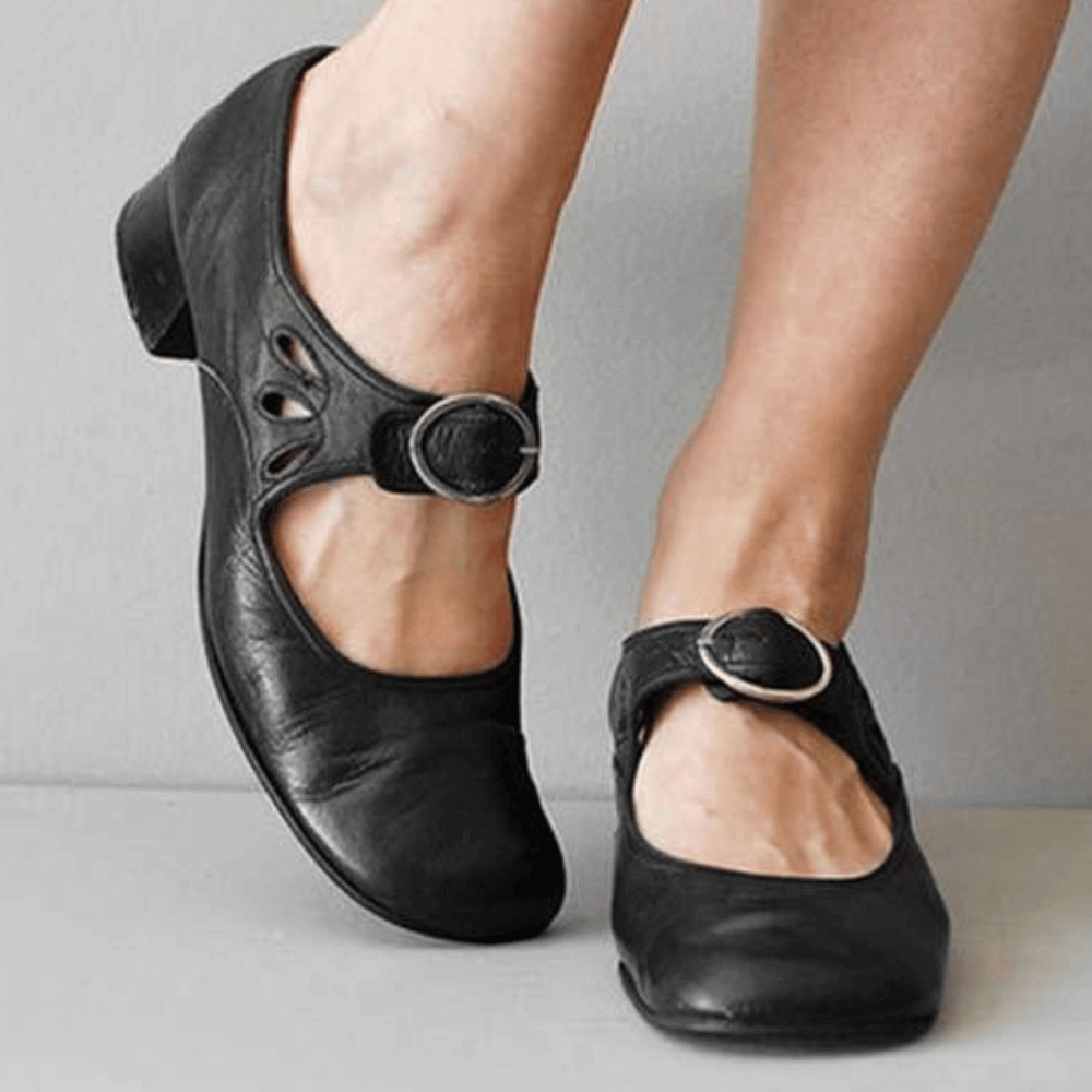 EM | Schuhe mit niedrigem Absätze und Schnalle