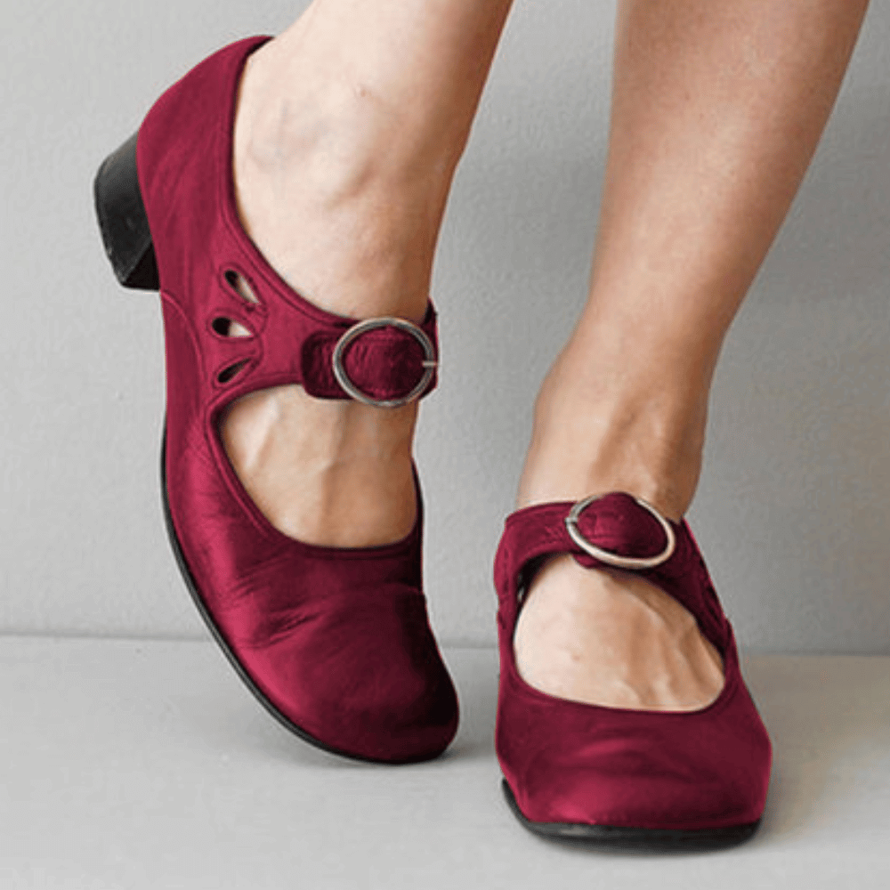 EM | Schuhe mit niedrigem Absätze und Schnalle