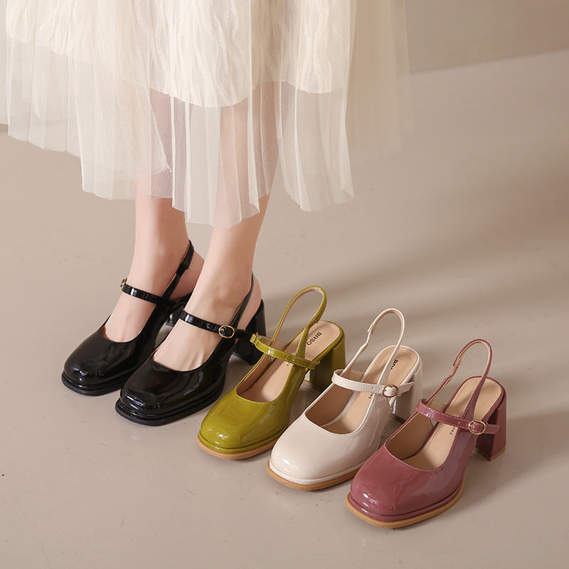 EM | Schuhe mit klobigem Absatz und verstellbarem Riemen