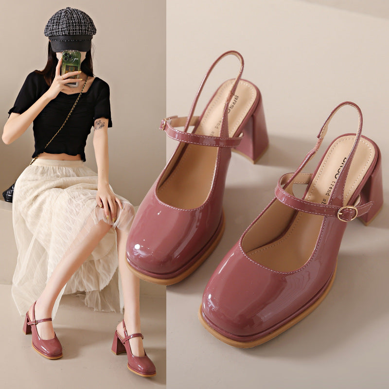 EM | Schuhe mit klobigem Absatz und verstellbarem Riemen