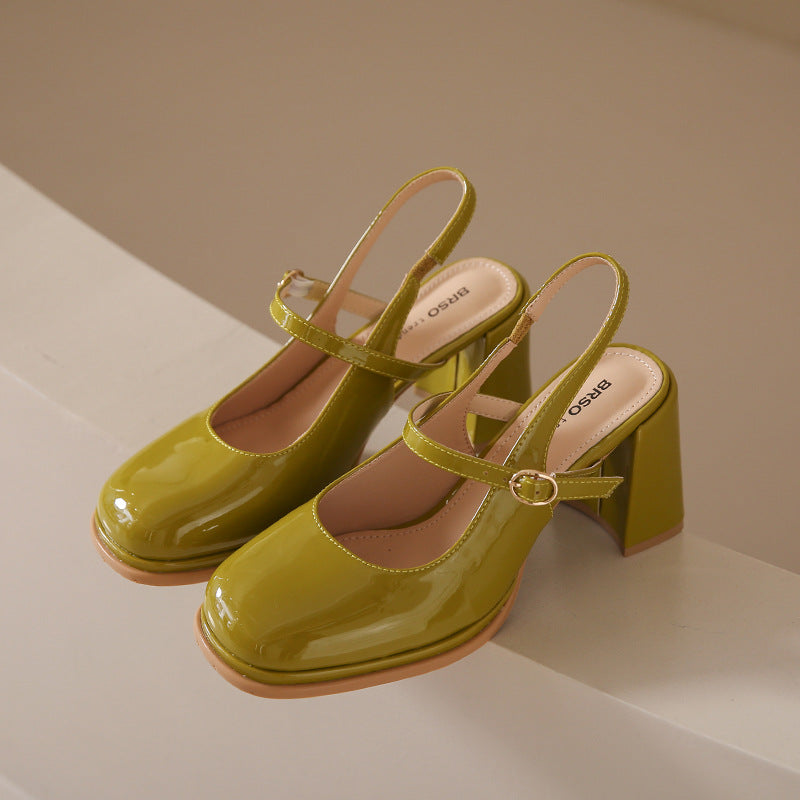 EM | Schuhe mit klobigem Absatz und verstellbarem Riemen