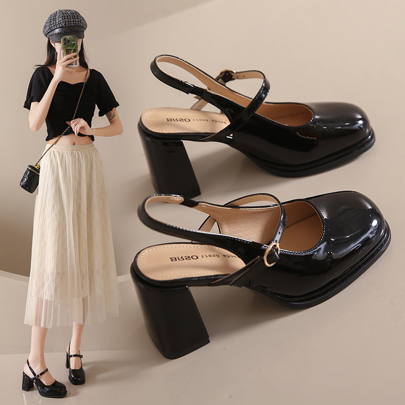 EM | Schuhe mit klobigem Absatz und verstellbarem Riemen