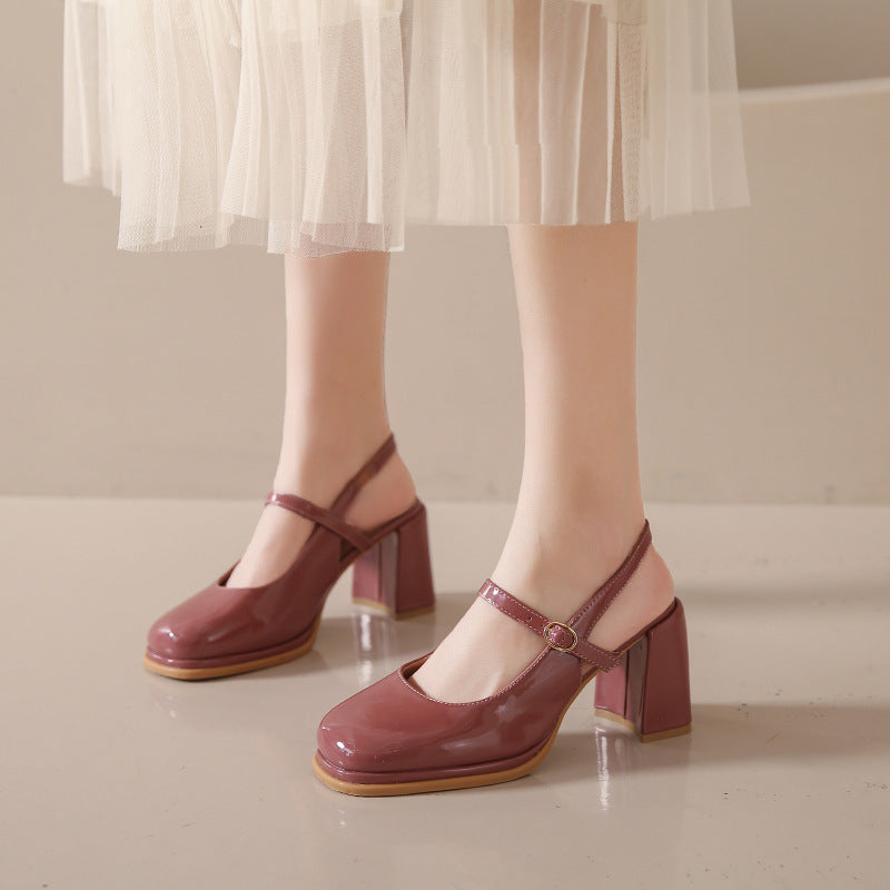 EM | Schuhe mit klobigem Absatz und verstellbarem Riemen