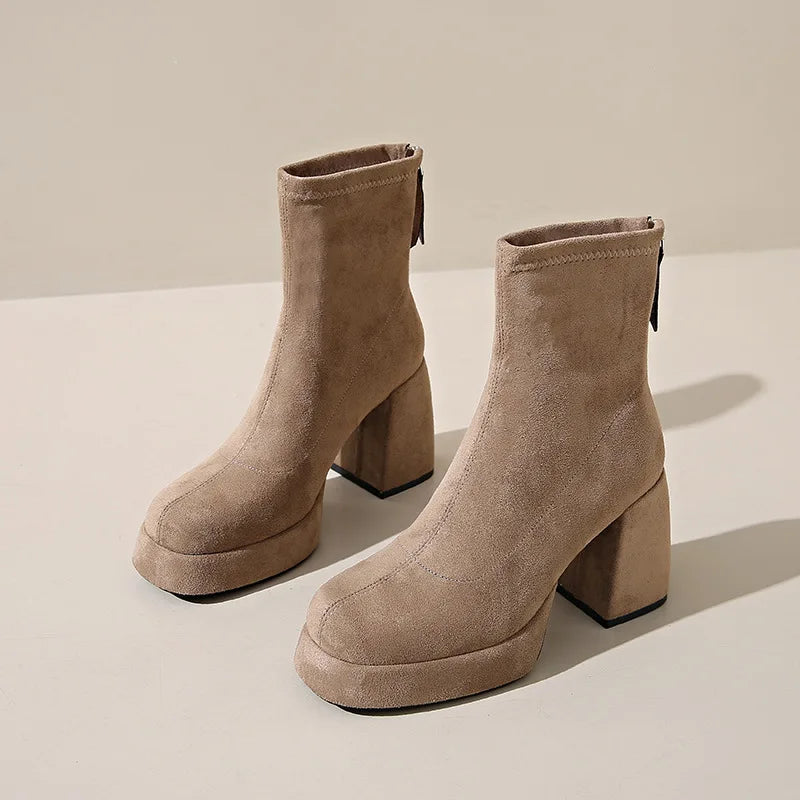 Stützende und trendige orthopädische Stiefel