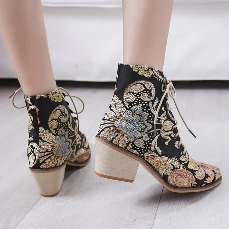 Maßgeschneiderte und bequeme orthopädische Stiefel