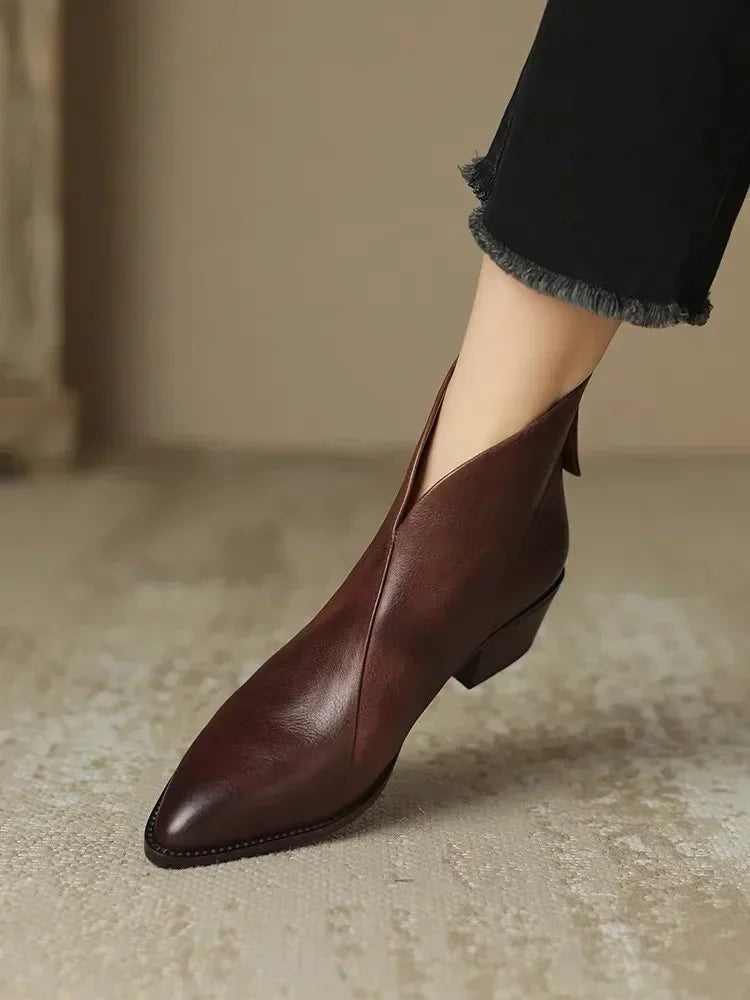 EM | Spitz zulaufende Stiefelette mit Blockabsatz
