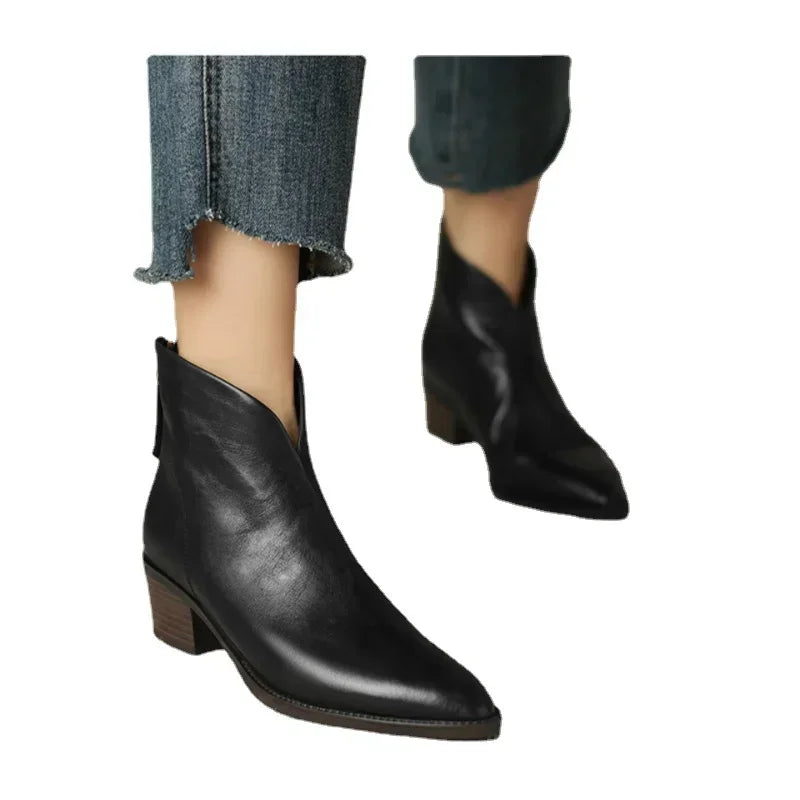 EM | Spitz zulaufende Stiefelette mit Blockabsatz