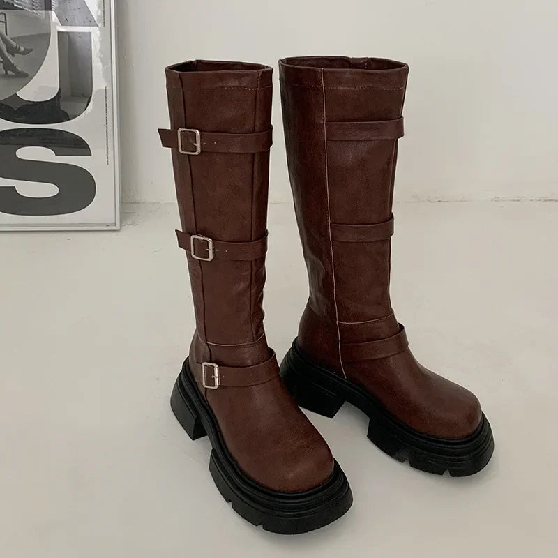 Stützende und trendige orthopädische Stiefel