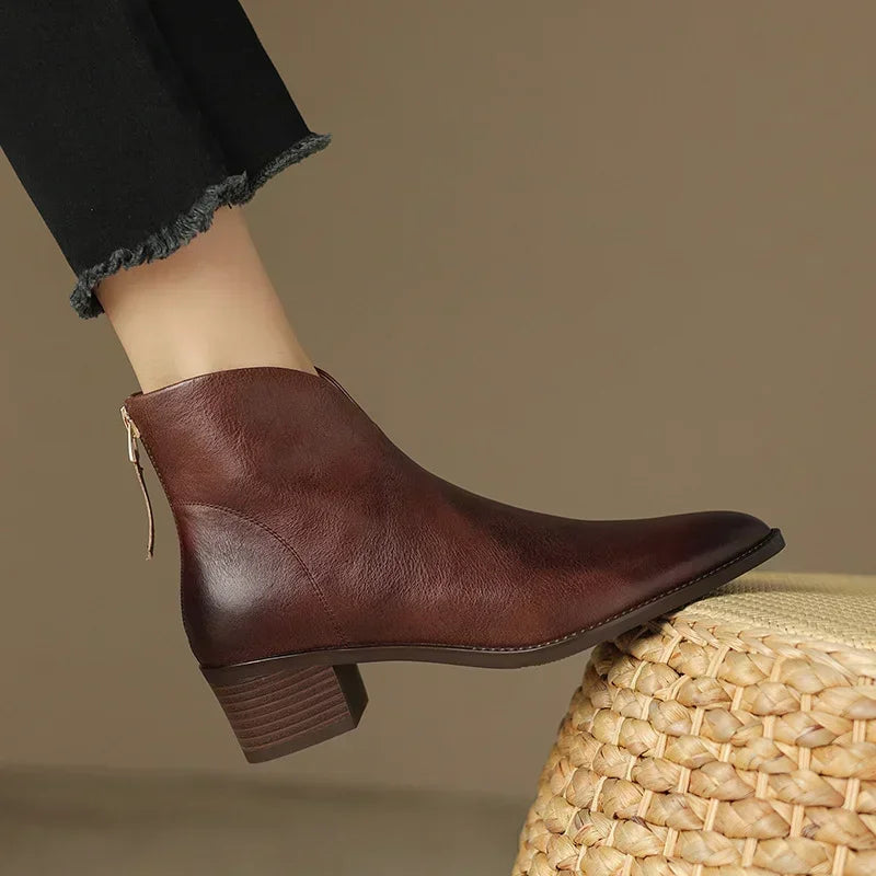 EM | Spitz zulaufende Stiefelette mit Blockabsatz