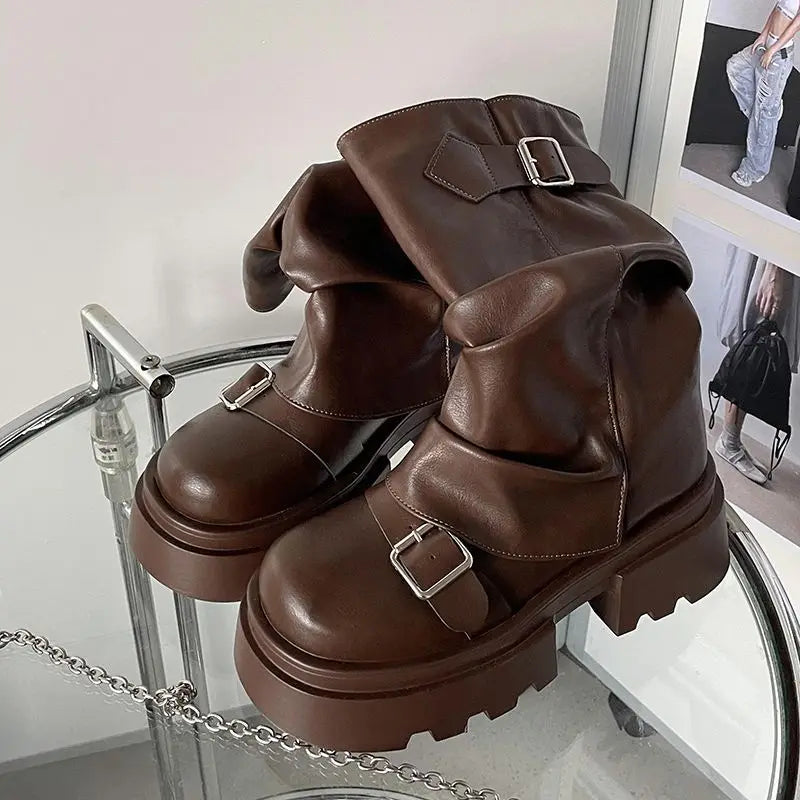 Elegante und stützende orthopädische Stiefel