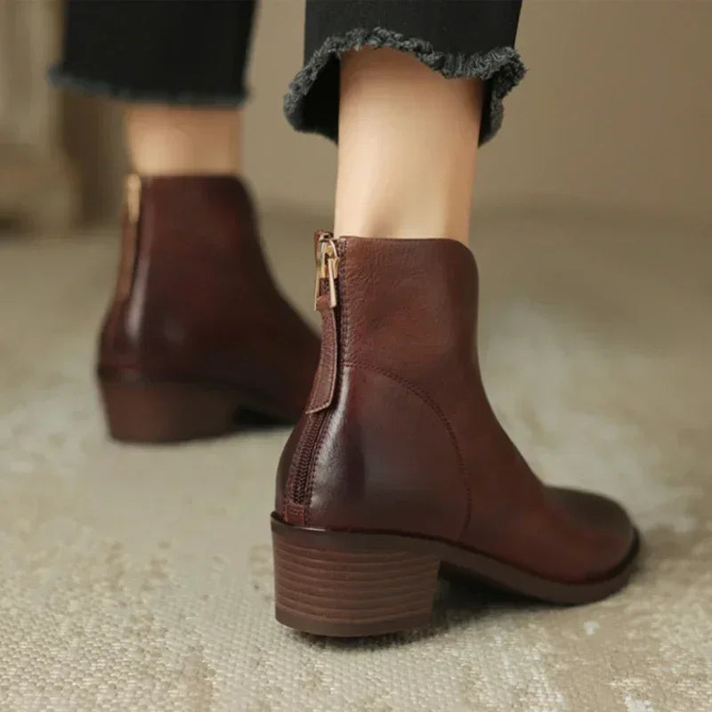 EM | Spitz zulaufende Stiefelette mit Blockabsatz