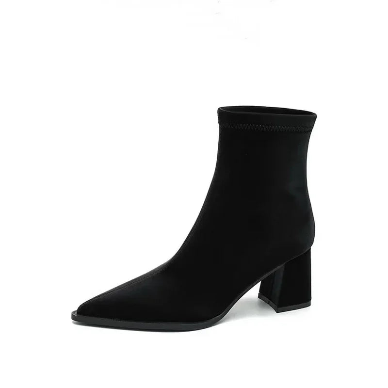 Modische und stützende orthopädische Stiefel