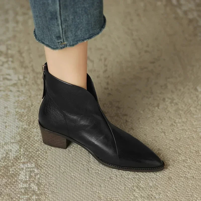 EM | Spitz zulaufende Stiefelette mit Blockabsatz