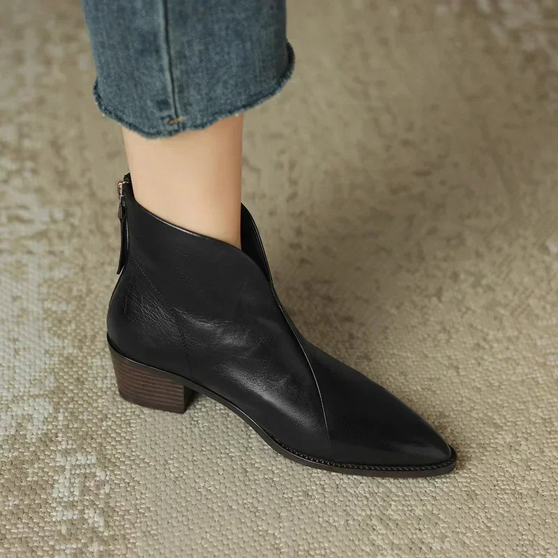 EM | Spitz zulaufende Stiefelette mit Blockabsatz
