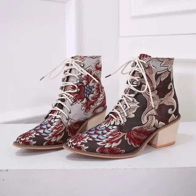 Stützende und trendige orthopädische Stiefel