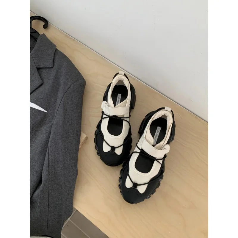 Modische und stützende orthopädische Sandalen