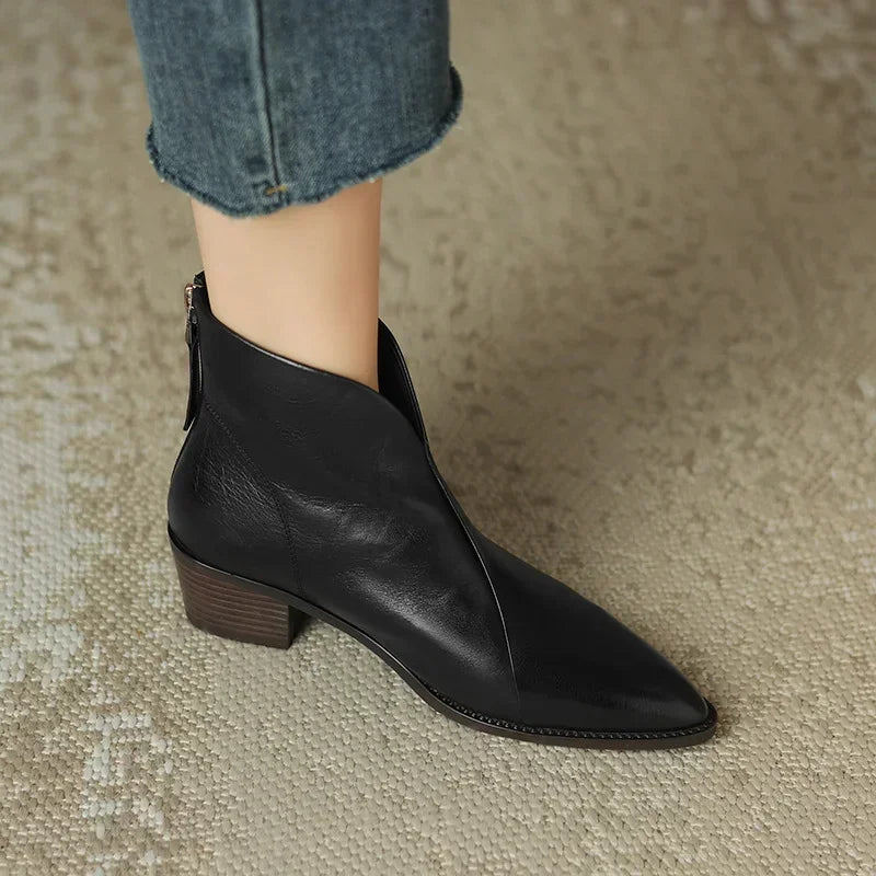 EM | Spitz zulaufende Stiefelette mit Blockabsatz