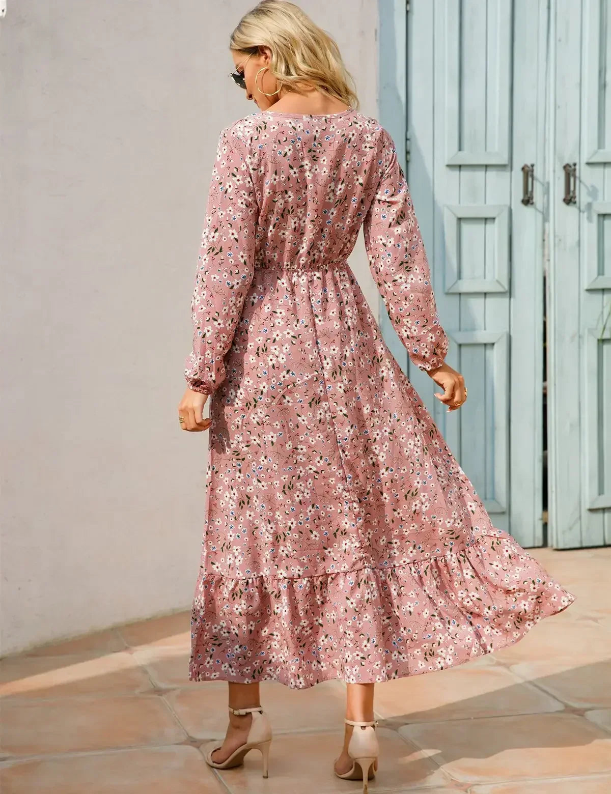 Caroline - Florale Eleganz mit taillierter Passform