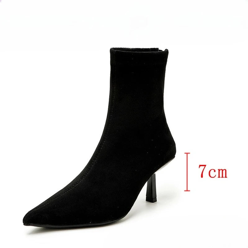 Stützende und trendige orthopädische Stiefel