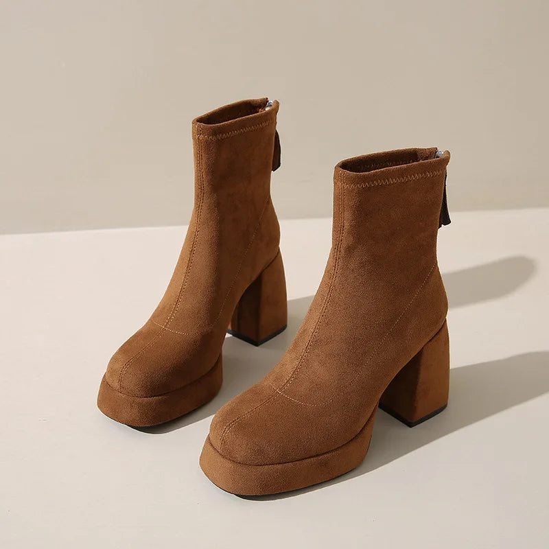Stützende und trendige orthopädische Stiefel
