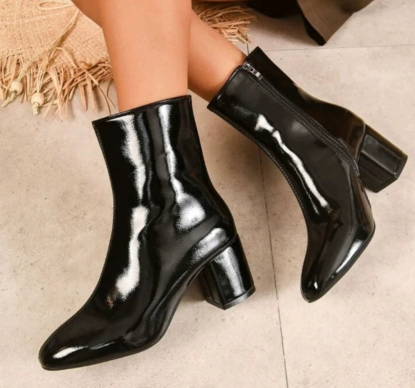 Modische und stützende orthopädische Stiefel