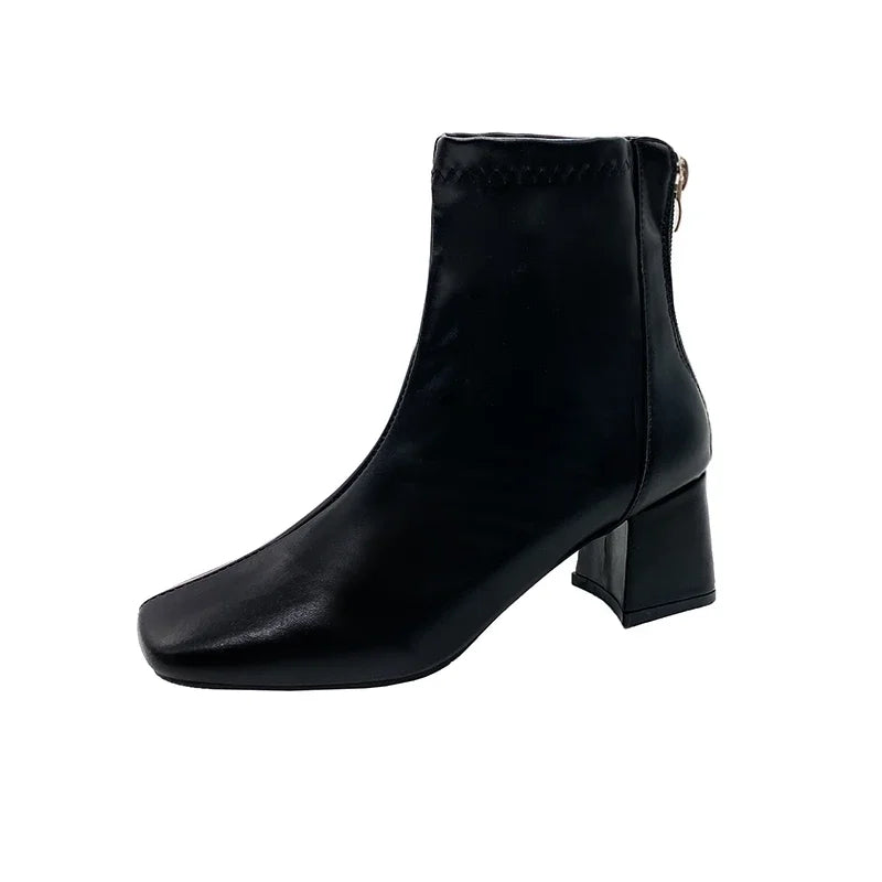 Stützende und trendige orthopädische Stiefel