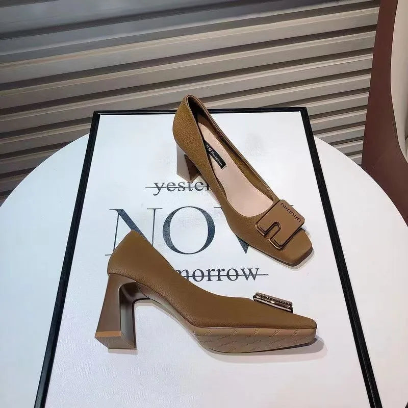 Elegante und stützende orthopädische Absätze