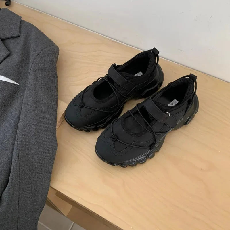 Modische und stützende orthopädische Sandalen
