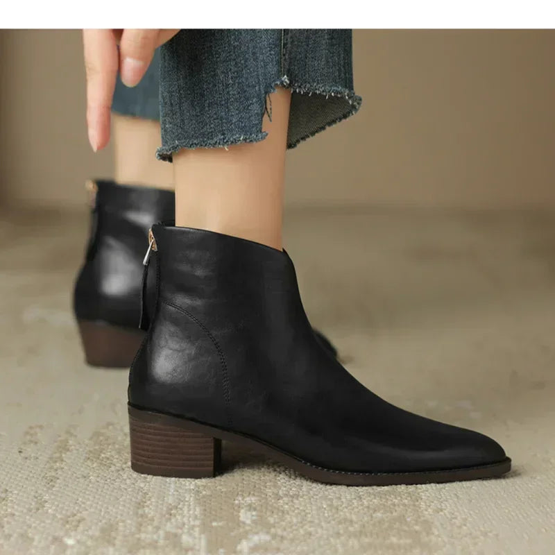 EM | Spitz zulaufende Stiefelette mit Blockabsatz