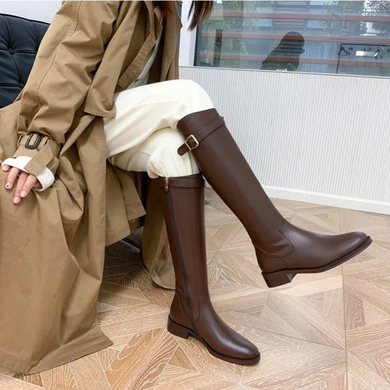 EM | Bequeme kniehohe Stiefel mit Schnallendetail