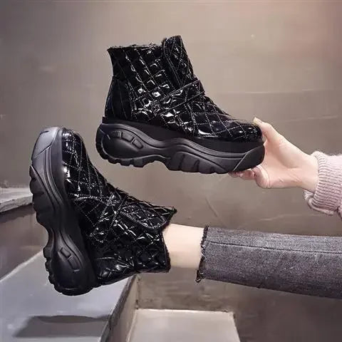 Modische und stützende orthopädische Stiefel