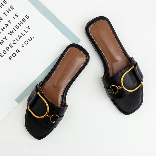 EM | Elegante Schlupf-Sandalen mit Statement-Schnalle
