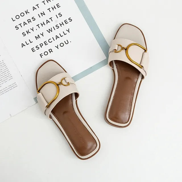 EM | Elegante Schlupf-Sandalen mit Statement-Schnalle