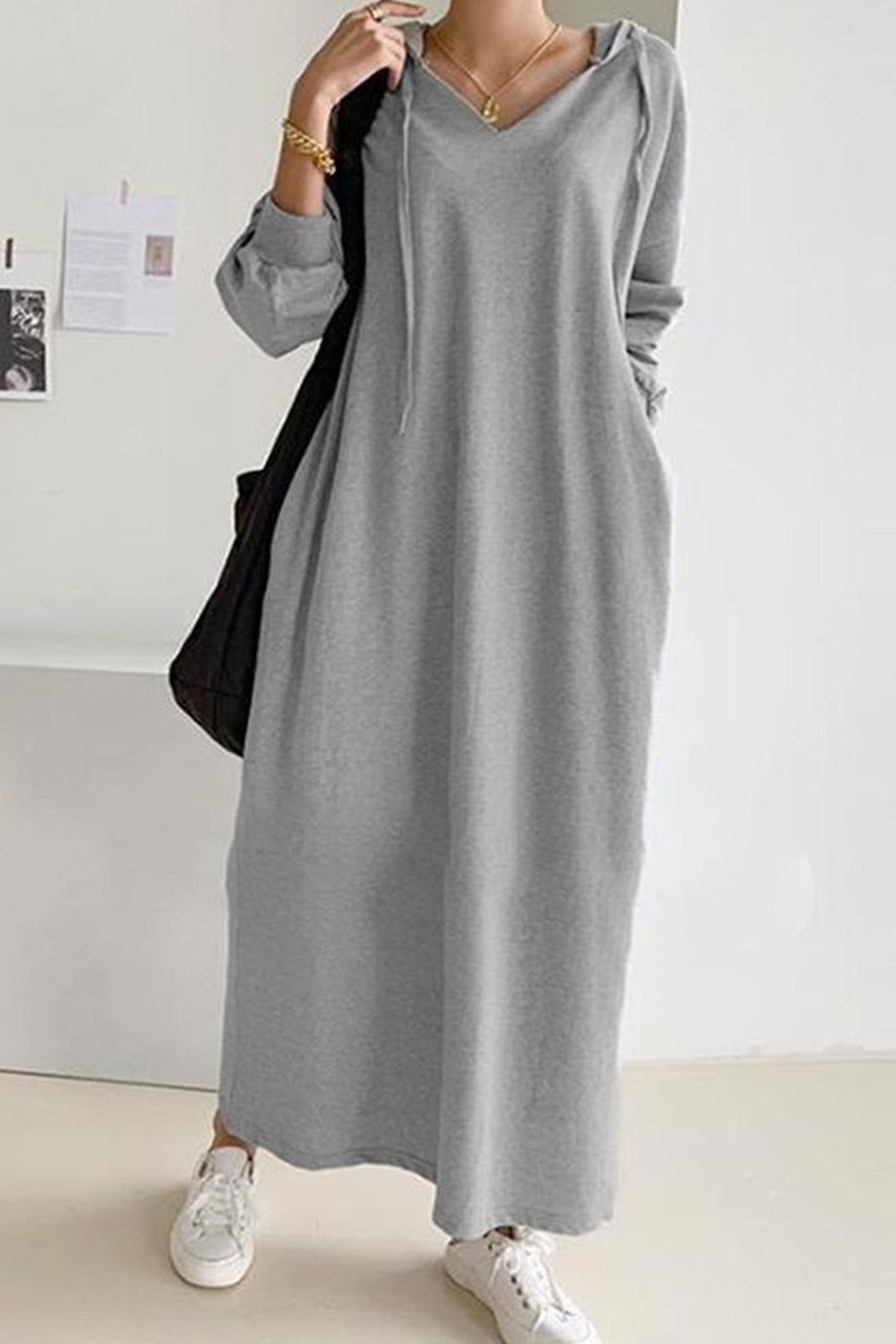 Eiram - Kleid mit Kapuze und V-Ausschnitt-Schnürung