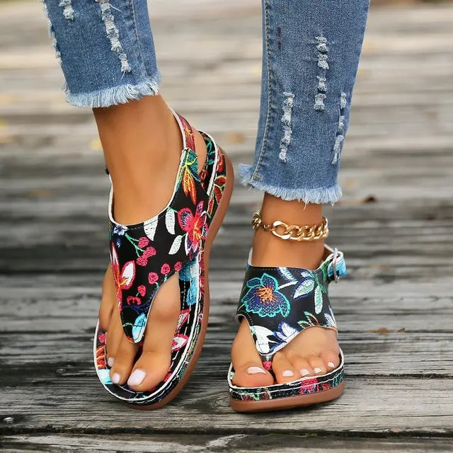 EM | Boho-Sandalen mit Blumenmuster und Zehenschlaufe