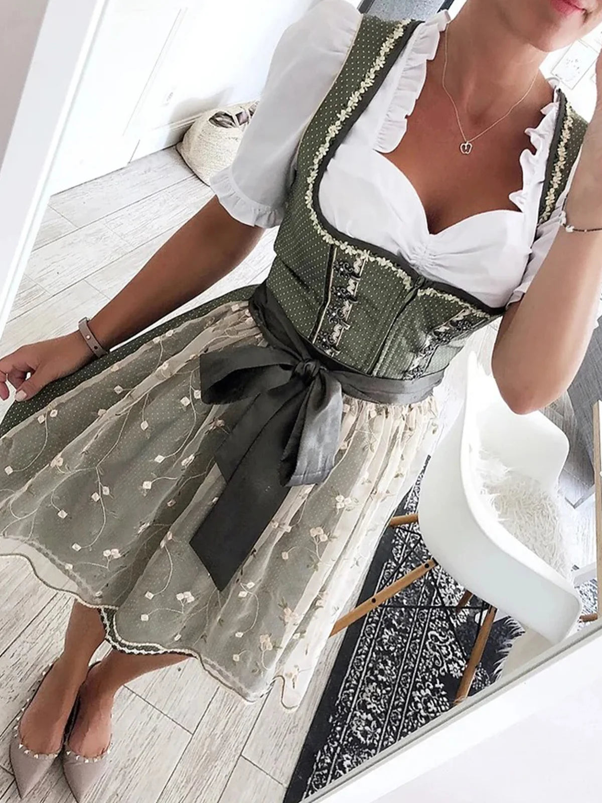 MW | Dreiteiliges Set im Dirndl-Stil: Kleid mit Spitzen- und Punktedekor